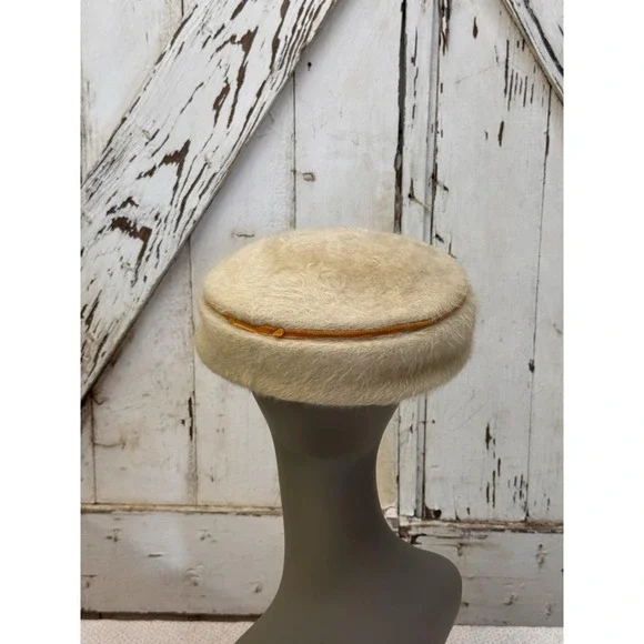 Vintage Lee Bury of Dallas Wool Felt Hat Cream with Rhinestone Brooch Ribbon - Picture 3 of 6